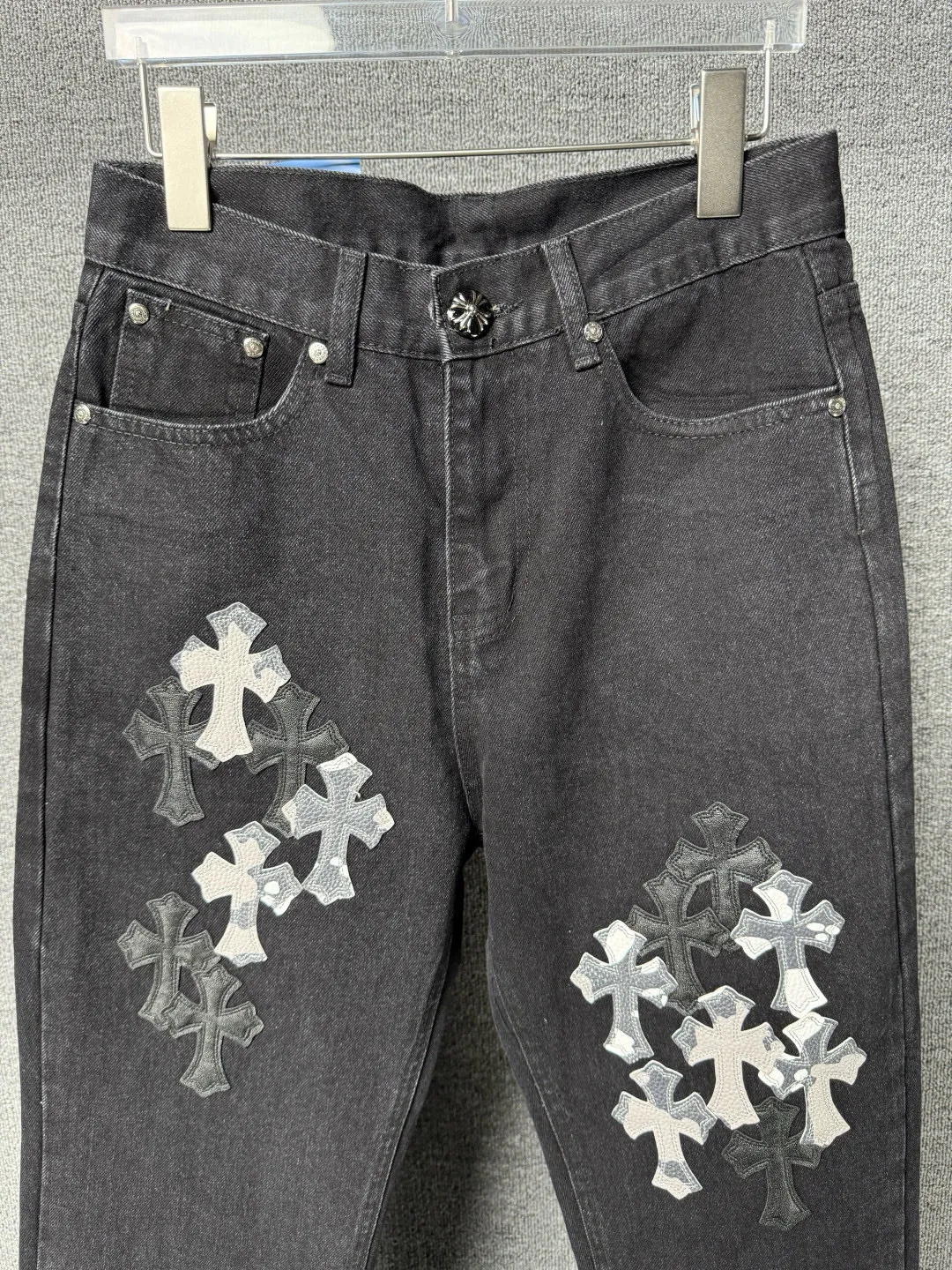 P260 💰 (Top version) Chrome hearts washed jeans with black multi-leather elements and full details. It truly restores the ultimate texture of Vintage. Three-dimensional version. Loose and comfortable, not picky about the figure. It looks taller and slimmer. Factory precision. Original factory quality control. Same style for men and women. Can be matched with couples. Versatile recommendation. Must-have jeans for all seasons. Fashionistas have been disappointed. From the quality selection of fabrics, the tailoring of details, and the matching of patterns, they are all impeccable! The upper body is so handsome when worn...it can be easily worn by men, women and children! The craftsmanship is made of heavy-duty washed pure cotton denim fabric. After washing, it is soft and thick. It is very stylish when worn on the body. Color: black Size: 28-30-32-34-36 (corresponding to S-M-L-XL-XXL)